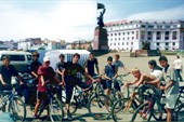 На центральной площади Владика с местными ребятами